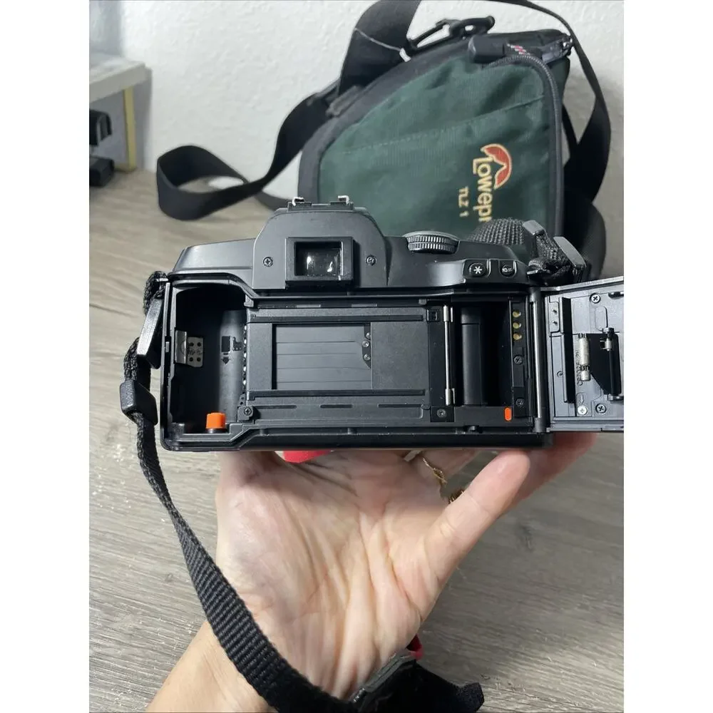Canon EOS 888 35mm SLR Film Camera Kit w/ Sigma 35-80mm Lens & Lowepro Bag